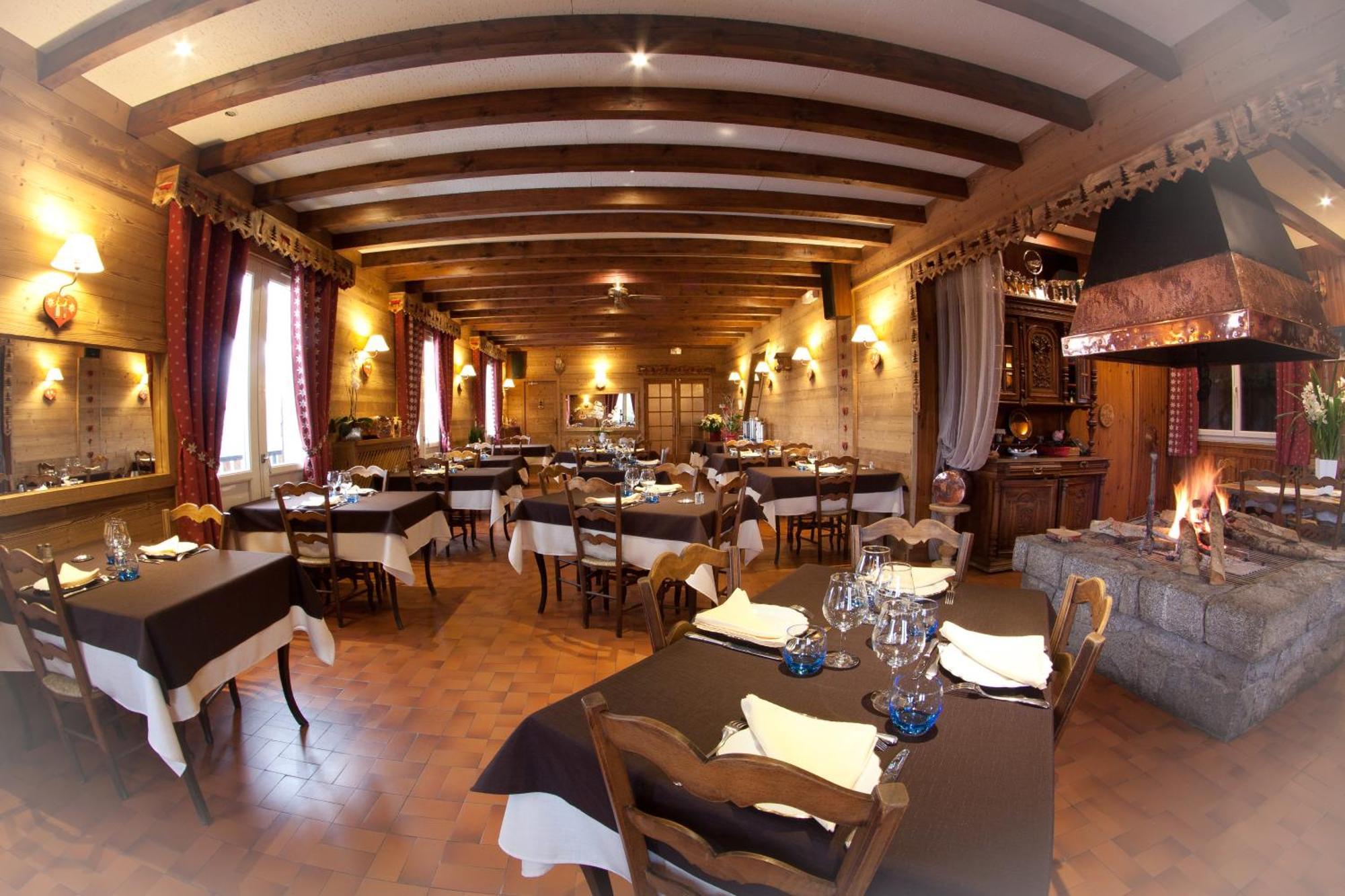 Hotel - Restaurant - Bar - Le Sapin Fleuri Bourg-dʼOueil Exterior foto
